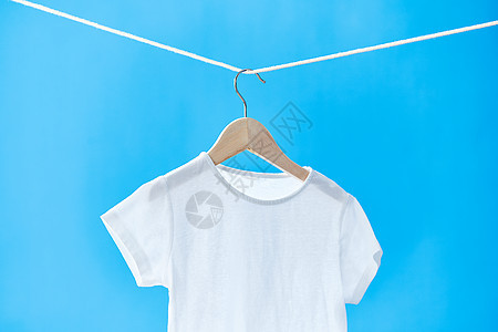 晾衣绳上晾晒着的儿童T恤衫图片