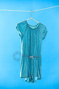 晾衣绳上晾晒着的蓝色裙子图片
