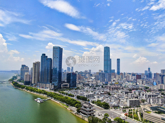 湖南长沙城市天际线蓝天白云航拍图片