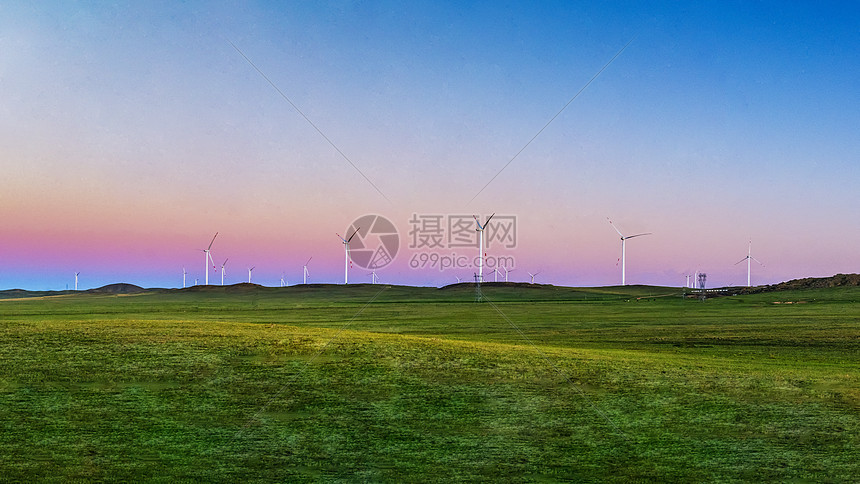 绿色的草原和风车图片