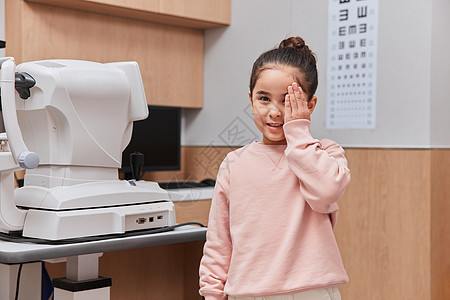 医院检查视力的小女孩背景图片