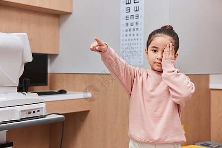 医检查视力的小女孩图片