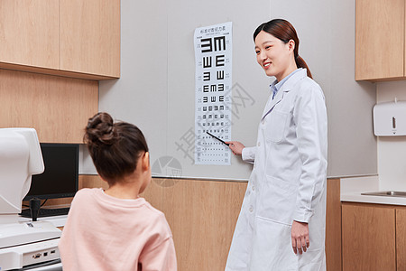 女性医生检查儿童视力图片素材