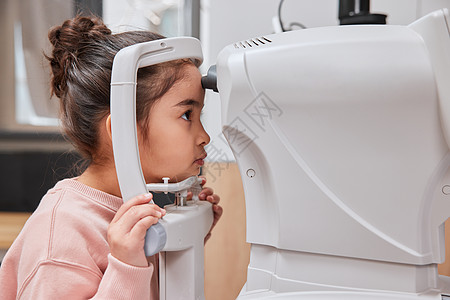 小女孩检查视力问题图片