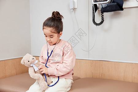 小女孩给小熊使用听诊器图片