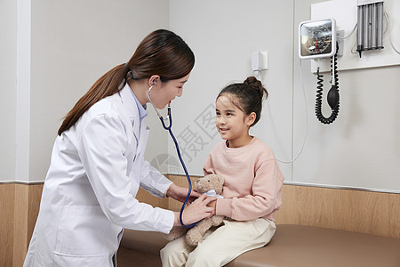 医生使用听诊器给儿童问诊图片