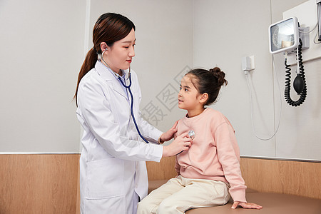 女医生使用听诊器给小女孩做检查图片