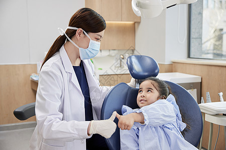 牙科诊所女医生与小女孩点赞图片