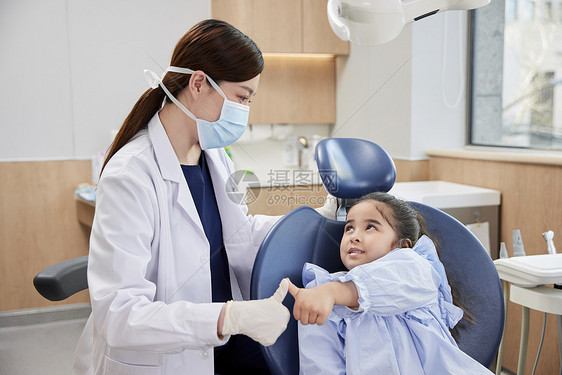 牙科诊所女医生与小女孩点赞图片