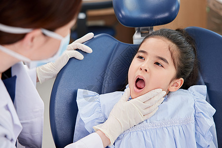 在医院检查牙齿情况的小女孩图片