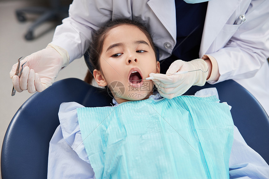 在医院检查牙齿的小女孩图片