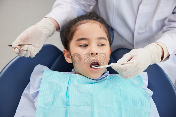 小女孩在医院做牙齿治疗图片