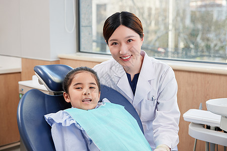 牙科诊所女医生与小女孩图片