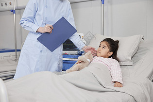 小女孩生病住院护士陪护图片
