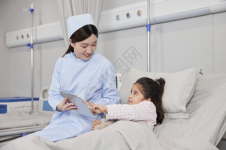 护士陪伴住院的小女孩图片