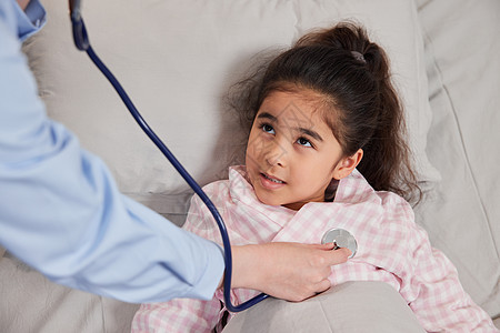 护士使用听诊器听小女孩心跳图片