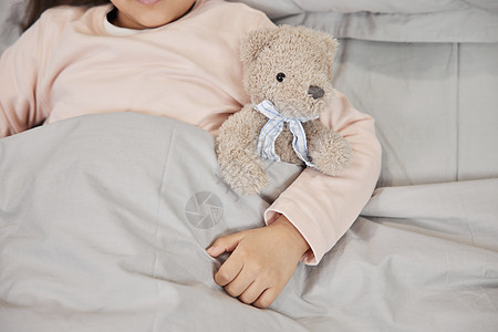 抱着玩偶熊的小女孩生病住院背景图片