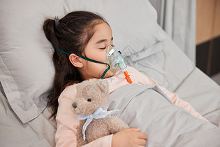 生病的小女孩住院带呼吸仪图片