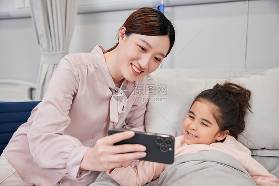 妈妈给住院的女儿看手机图片