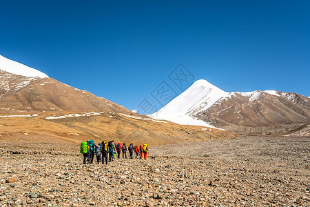 青海玉珠峰上的登山团队背景图片