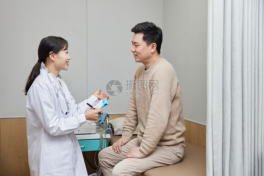 男性患者与女医生交谈图片