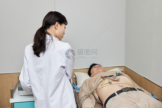 男性在医院接受心肺检查图片