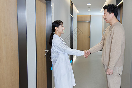 女医生与病人握手图片