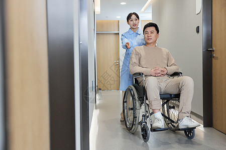 医院走廊护士推着轮椅上的患者图片