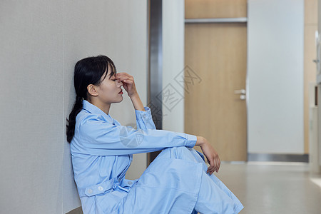 坐在医院走廊表情失落的护士图片