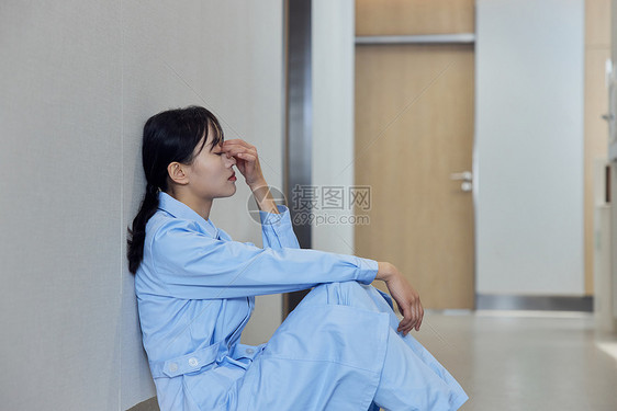 坐在医院走廊表情失落的护士图片