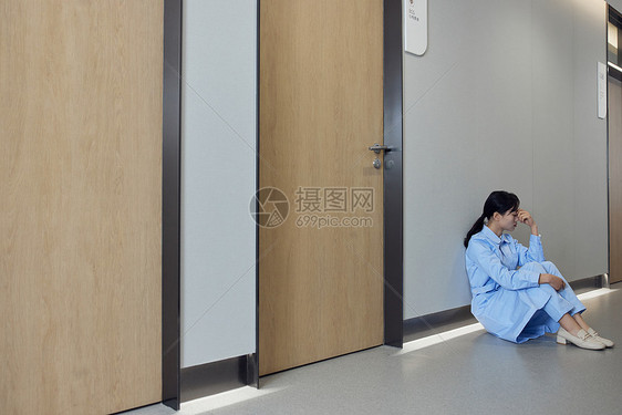 坐在医院走廊表情难过的护士图片
