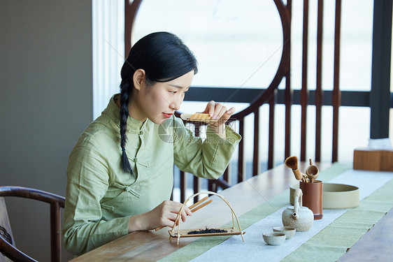 学习传统茶文化的青年女性图片