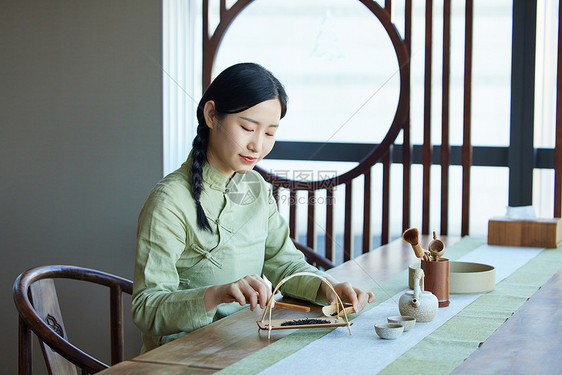 茶馆感受茶文化的青年女性图片