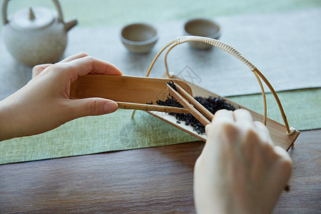 泡茶的青年女性特写图片