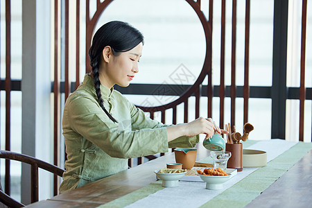 在茶馆感受茶文化的女性图片