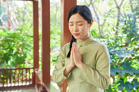 公园里清明节祷告祈福的女性背景图片