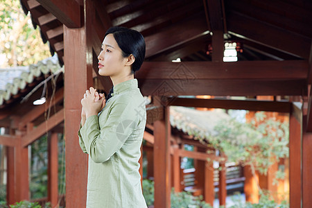 青年女性清明节祷告祈福形象图片