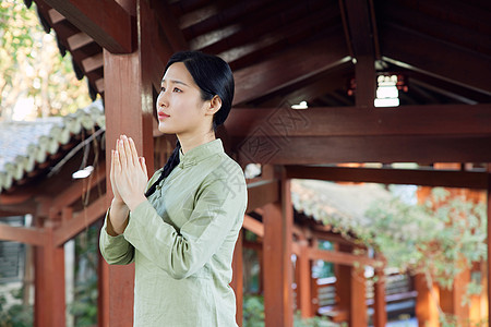 清明节祷告祈福的青年美女背景图片