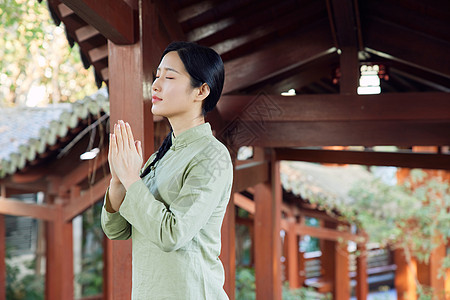 清明节祷告祈福的青年女性图片