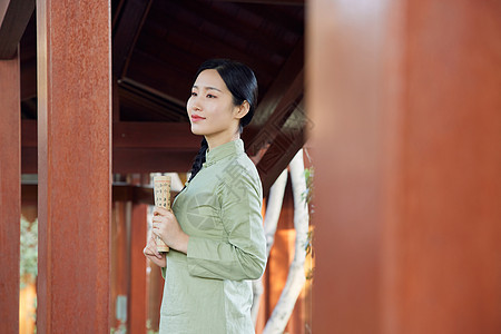 站在廊桥上的青年美女手拿书本图片