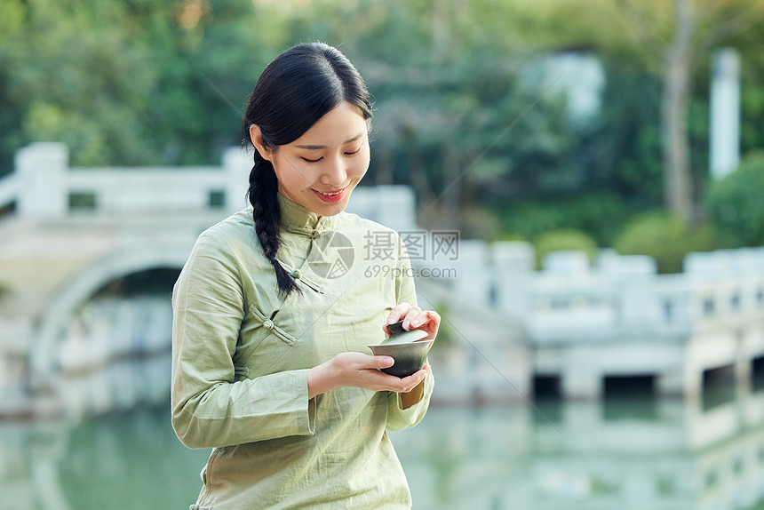 在户外品茶的气质美女图片