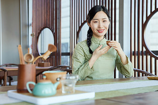 茶馆喝茶的素雅美女图片