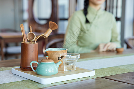 在茶馆喝茶的青年女性图片