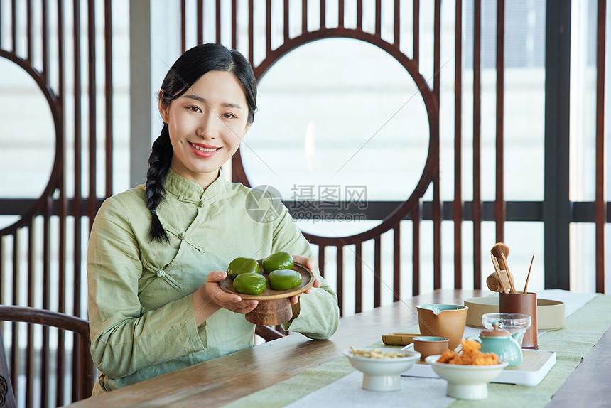 气质美女手拿青团图片