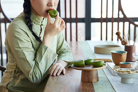 在茶馆吃青团品茶的青年女性图片