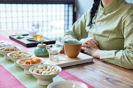 体验传统茶文化的青年文艺女性高清图片
