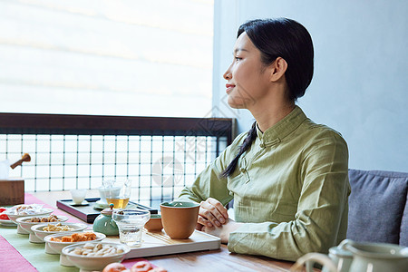 茶馆喝茶吃零食的青年女性图片