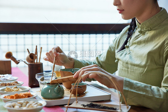 在茶馆品茶的青年女性图片