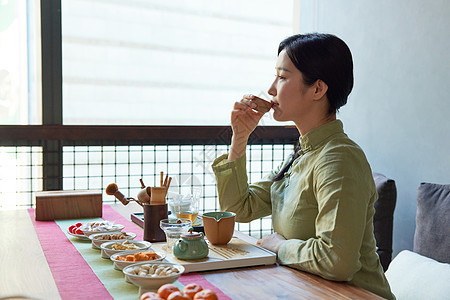 青年女性在茶馆品茶图片