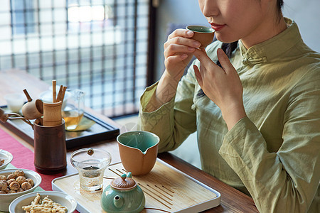 在茶馆喝茶品茶的青年女性图片